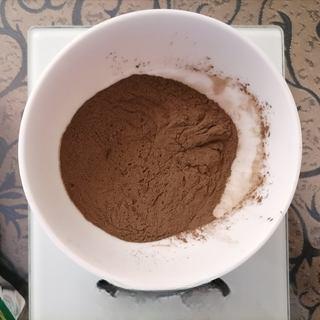 Chilled Herbal Turtle Jelly Dessert step 2: Cook over medium heat, stirring continuously to prevent the mixture from settlin