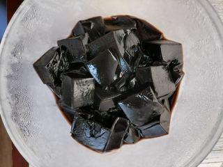 Chilled Herbal Turtle Jelly Dessert step 8: Pour the cooled gardenia tea over the chilled turtle jelly.