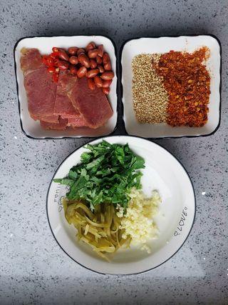 Sichuan Hot and Sour Vermicelli step 2: Soak the vermicelli in cold water until softened.