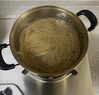 Sichuan Hot and Sour Vermicelli step 3: Cook the vermicelli in boiling water until translucent and tender.