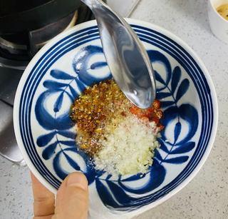 Sichuan Hot and Sour Vermicelli step 6: Heat the oil until very hot and carefully pour it over the garlic and chili mixt