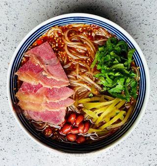 Sichuan Hot and Sour Vermicelli step 8: Pour in hot water or light broth to create the soup base.