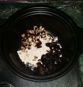 Quick Hot and Sour Mushroom Egg Soup step 2: Place the shiitake mushrooms, wood ear mushrooms, and hot and sour soup seasonin