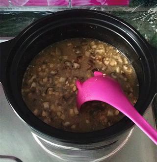Quick Hot and Sour Mushroom Egg Soup step 3: Pour in the water and stir thoroughly until the seasoning is evenly dissolved.