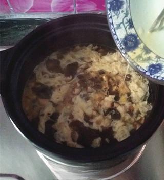 Quick Hot and Sour Mushroom Egg Soup step 5: Reduce the heat to low and simmer for 3 to 4 minutes, stirring occasionally.