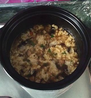 Quick Hot and Sour Mushroom Egg Soup step 6: Add the carrot slices and slowly drizzle in the beaten egg while stirring gently