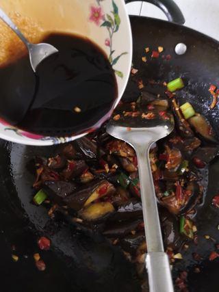 Braised Fish-Fragrant Eggplant step 11: Mix the cornstarch and chicken bouillon powder with a little water to create a s