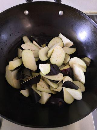 Braised Fish-Fragrant Eggplant step 3: Place the eggplant in a dry skillet over low heat and cook without oil until sof