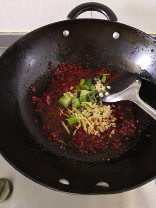 Braised Fish-Fragrant Eggplant step 9: Pour in the prepared fish-fragrant sauce and add the water.