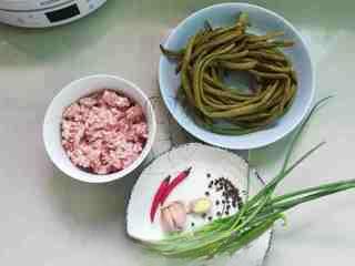 Stir-Fried Pickled Long Beans with Ground Pork step 1: Prepare all ingredients. Rinse the pickled long beans and soak them in water for