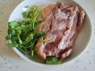 Cumin Lamb Stir-Fry with Cilantro step 1: Prepare all ingredients. Cut the lamb into thin strips.