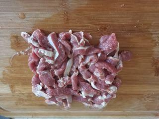 Cumin Lamb Stir-Fry with Cilantro step 2: Place the lamb in a bowl and gently loosen the meat with your hands to improve t
