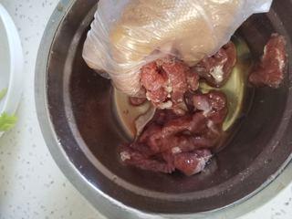 Cumin Lamb Stir-Fry with Cilantro step 5: Add the cornstarch and mix evenly to coat the lamb. Let marinate for 10–15 minut