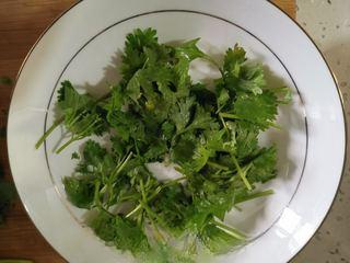 Cumin Lamb Stir-Fry with Cilantro step 9: Leave a small amount of oil in the wok and stir-fry the scallion until fragrant.
