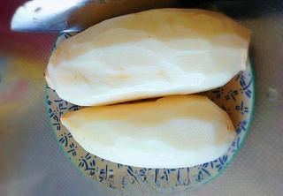 Sweet Osmanthus Glutinous Rice Stuffed Lotus Root step 2: Wash and peel the lotus roots. Cut off one end of each lotus root to create a li