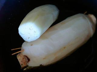 Sweet Osmanthus Glutinous Rice Stuffed Lotus Root step 4: Replace the cut ends and secure them with toothpicks.