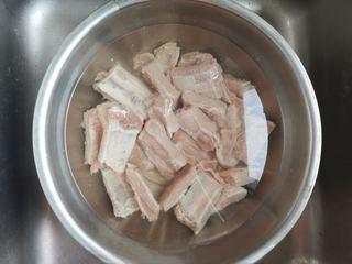 Sweet and Sour Spare Ribs step 1: Cut the spare ribs into bite-sized pieces and rinse thoroughly to remove excess