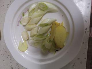 Sweet and Sour Spare Ribs step 2: Slice the ginger and cut the scallions into sections.