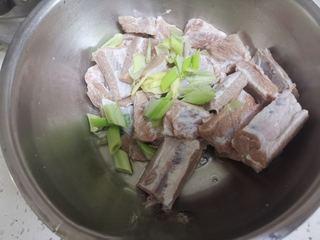 Sweet and Sour Spare Ribs step 3: Combine the ribs with scallions, ginger, salt, cooking wine, and five-spice powd