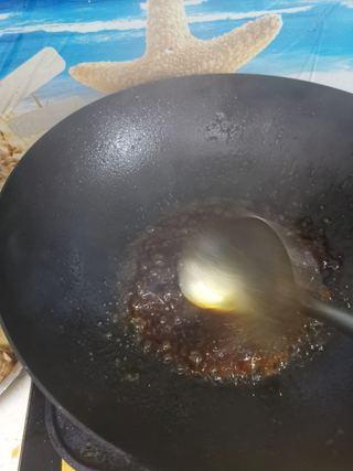 Sweet and Sour Spare Ribs step 7: Add 1 tablespoon of aged black vinegar and stir briefly.