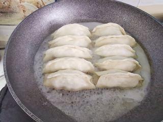Beef Potstickers step 12: Cook over medium heat for 1 minute, then pour in the starch slurry until it ligh