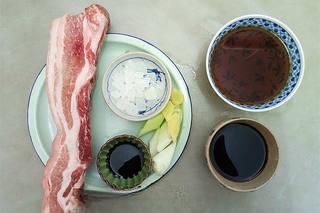 Red-Braised Pork Belly step 1: Prepare the pork belly, seasonings, and aromatics. Place the star anise, cinnamo