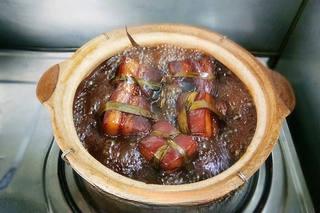 Red-Braised Pork Belly step 12: Increase the heat slightly and reduce the braising liquid until it becomes gloss