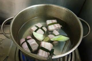 Red-Braised Pork Belly step 4: Remove the pork belly and rinse with warm water.
