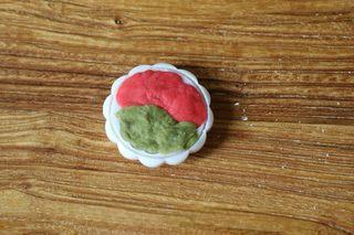 Snow Skin Mooncakes step 10: Use the colored dough to decorate the mold pattern, filling flower petals or des
