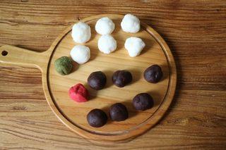 Snow Skin Mooncakes step 8: Divide the red bean paste filling into 25 g portions and roll into balls.