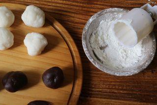 Snow Skin Mooncakes step 9: Lightly dust the mooncake mold with cooked glutinous rice flour to prevent stick