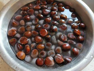 Candied Chestnuts step 1: Rinse the chestnuts thoroughly. Add a pinch of salt and 1 tablespoon of starch, 