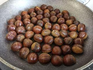 Candied Chestnuts step 4: Arrange the chestnuts in a pot with the cut sides facing upward.
