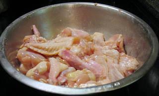 Clay Pot Basil Chicken step 1: Cut the chicken into bite-sized pieces. Marinate with 1 tablespoon soy sauce, 1/
