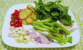 Clay Pot Basil Chicken step 2: Slice the ginger and shallot, cut the chili into rings, and separate the scallio