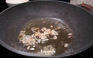 Clay Pot Basil Chicken step 3: Heat a wok over medium heat with a little oil. Add the sliced shallot and stir-f