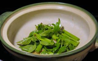 Clay Pot Basil Chicken step 8: Meanwhile, heat a clay pot over medium heat. Add 1 tablespoon vegetable oil and 