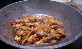 Clay Pot Basil Chicken step 9: Uncover the chicken and stir briefly to release the aroma.