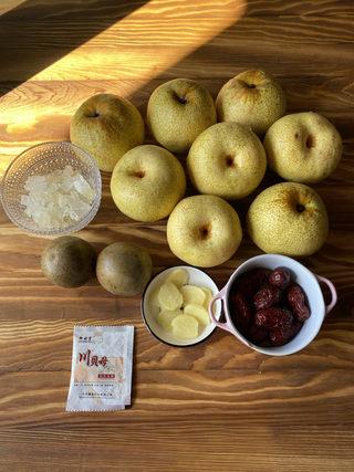 Pear Herbal Syrup step 1: Wash the pears and red dates thoroughly. Prepare the ginger, monk fruit, rock su