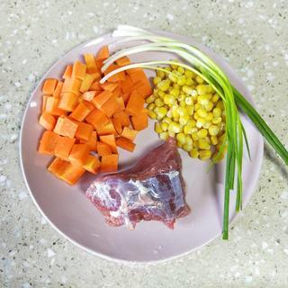Beef, Radish and Corn Soup step 1: Dice the radish, blanch the corn kernels if needed, slice the beef thinly, and c