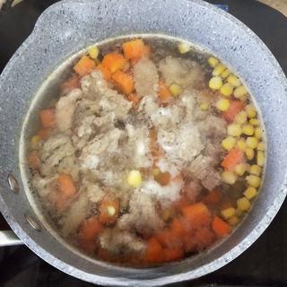 Beef, Radish and Corn Soup step 5: Add the marinated beef slices to the soup.