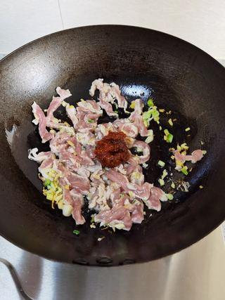 Fish-Fragrant Pork Strips step 11: Pour in the prepared fish-fragrant sauce and toss everything together until even