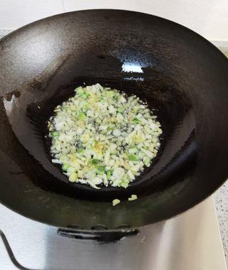 Fish-Fragrant Pork Strips step 9: Add the chili bean paste and stir-fry until the oil turns red and fragrant.