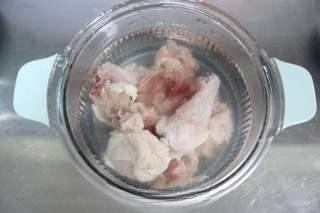 Chicken Soup with Chinese Yam and Carrot step 4: Place half of the chicken pieces into a soup pot and add enough water to cover.