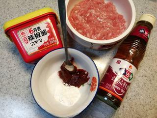 Pork Loin and Vegetable Rolls step 3: Prepare a savory-sweet sauce according to taste and set aside.