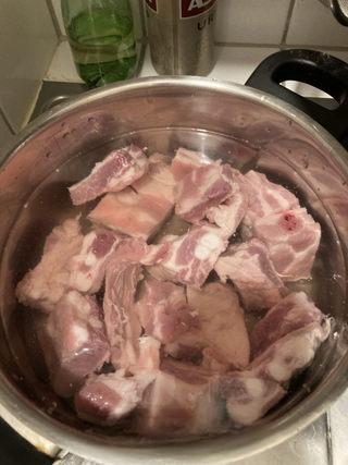 Braised Spare Ribs with Lotus Root and Mushrooms step 1: Cut the spare ribs into large chunks. Place them in cold water with a splash of