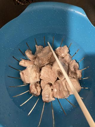 Braised Spare Ribs with Lotus Root and Mushrooms step 2: Drain the ribs and rinse away any foam or impurities with hot water.