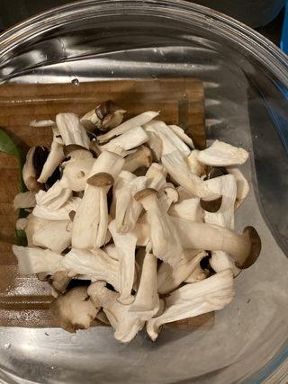 Braised Spare Ribs with Lotus Root and Mushrooms step 3: Clean the brown mushrooms and straw mushrooms, then tear or cut them into large