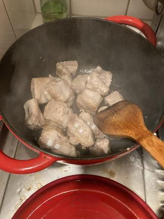 Braised Spare Ribs with Lotus Root and Mushrooms step 6: Add the blanched ribs and stir-fry until lightly browned.