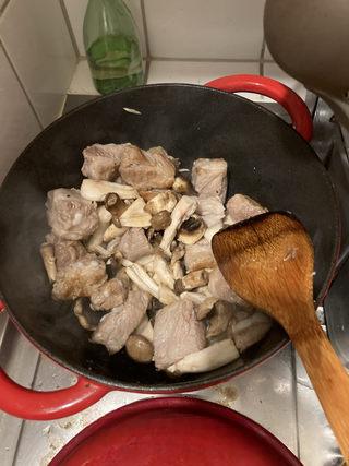 Braised Spare Ribs with Lotus Root and Mushrooms step 7: Add the prepared mushrooms and stir-fry briefly.